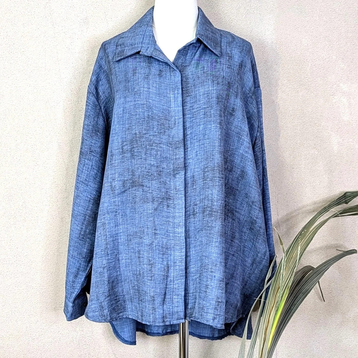 Roomy light weight shirt with hidden button panel (L-XL)