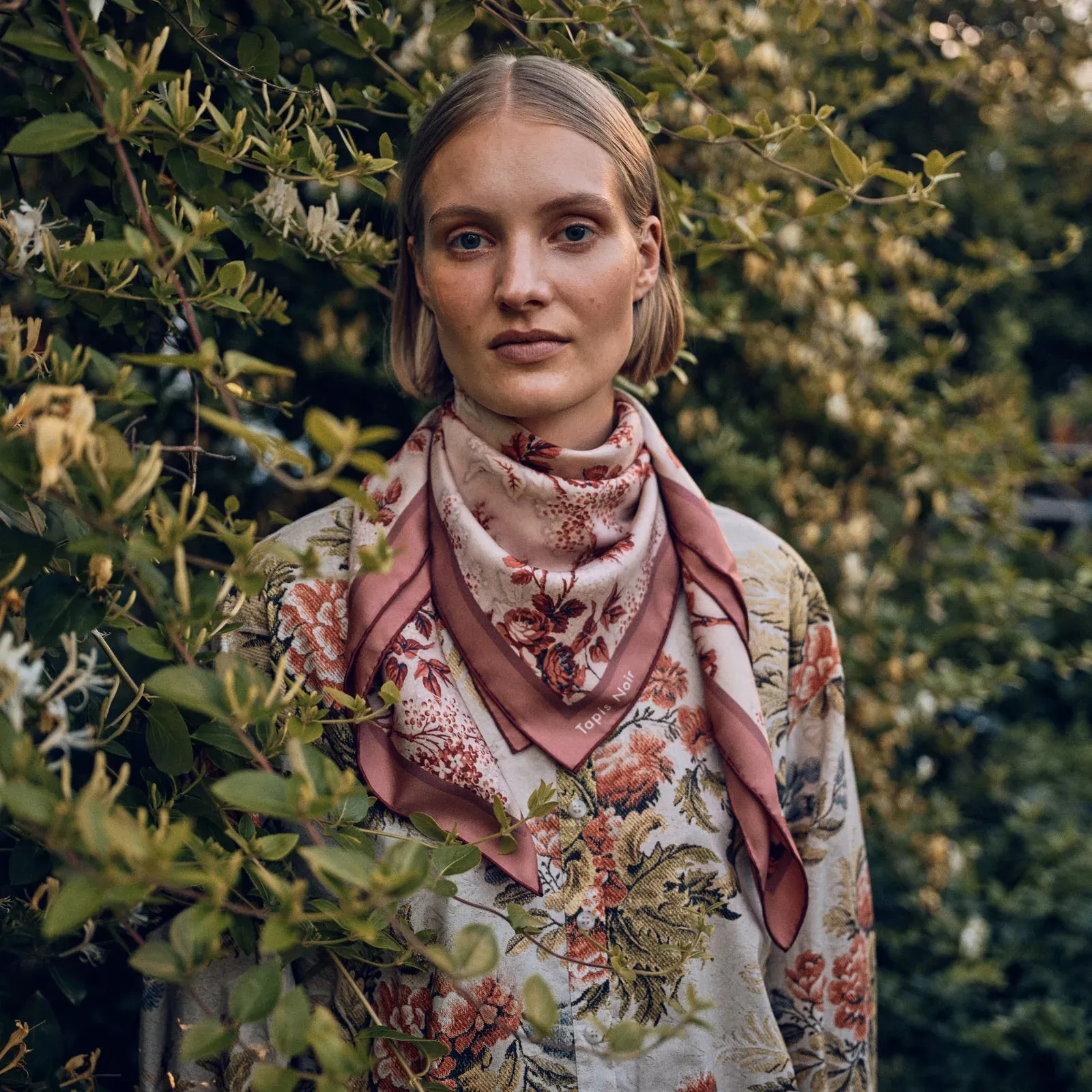 Tapis Noir Classical Red Toile Scarf